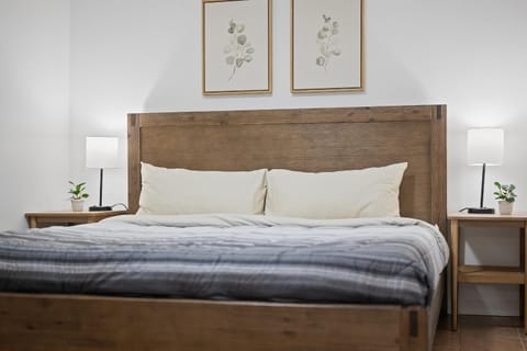 Shadyside, Pittsburgh !A Modern and Bright Private Bedroom with Shared Bathroom Vacation rental in Shadyside