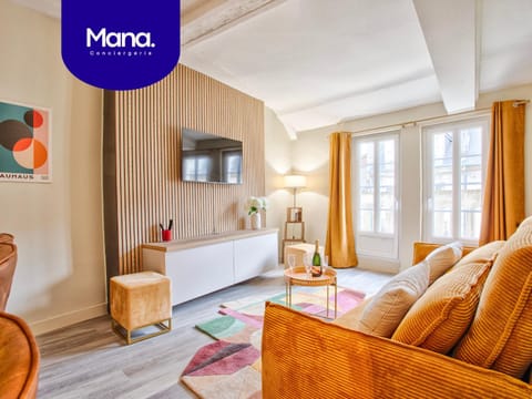 TV and multimedia, Living room, Seating area, Bedroom