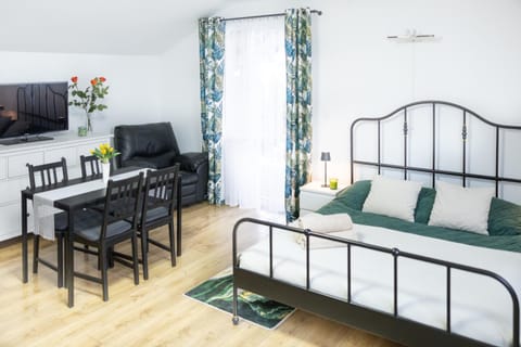 Bed, TV and multimedia, Bedroom
