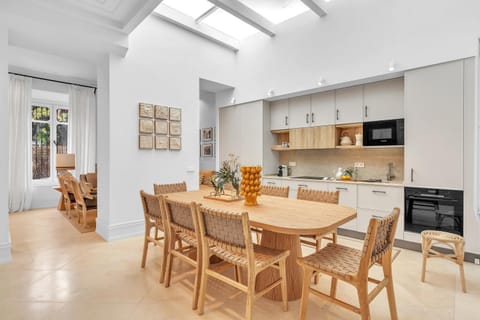 Kitchen or kitchenette, Dining area, oven