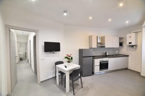 TV and multimedia, Kitchen or kitchenette, Dining area, oven, stove