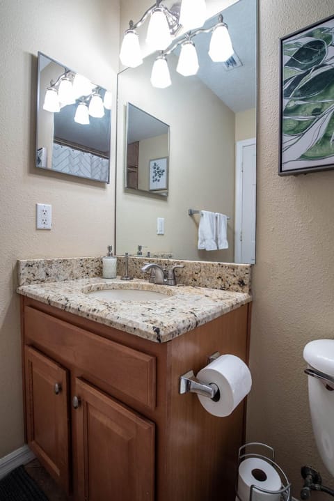 Modern DT Home-King size Bed-Patios-Long Stays-WiFi House in Winter Park