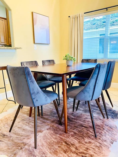 Modern DT Home-King size Bed-Patios-Long Stays-WiFi House in Winter Park