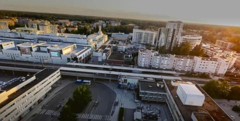 Direct train to Helsinki and airport, near shopping center Apartment in Helsinki