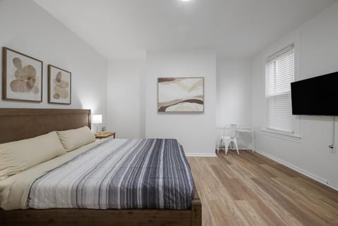 Shadyside, Pittsburgh !D Modern and Bright Private Bedroom with Shared Bathroom Vacation rental in Shadyside