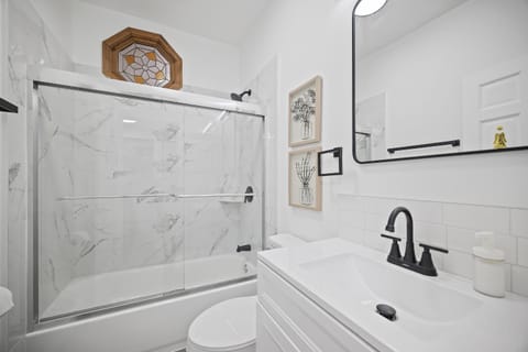 Shadyside, Pittsburgh !D Modern and Bright Private Bedroom with Shared Bathroom Vacation rental in Shadyside