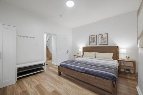 Shadyside, Pittsburgh !D Modern and Bright Private Bedroom with Shared Bathroom Vacation rental in Shadyside