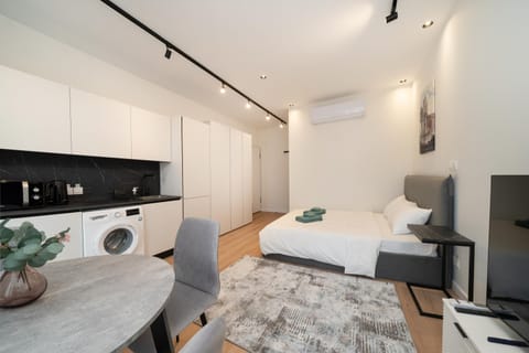 Bed, TV and multimedia, Kitchen or kitchenette, Photo of the whole room, Dining area, Bedroom, towels, wardrobe, washing machine, air conditioner