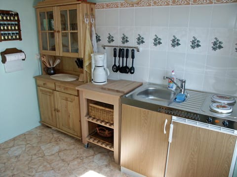 Coffee/tea facilities, Kitchen or kitchenette, stove