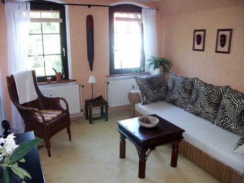 Living room, Seating area, internet