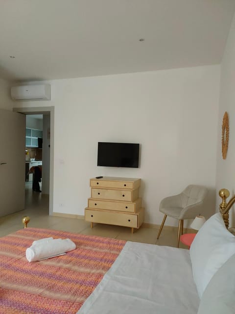 TV and multimedia, Photo of the whole room, Bedroom, towels