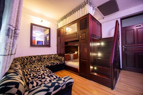 Living room, Seating area, bunk bed