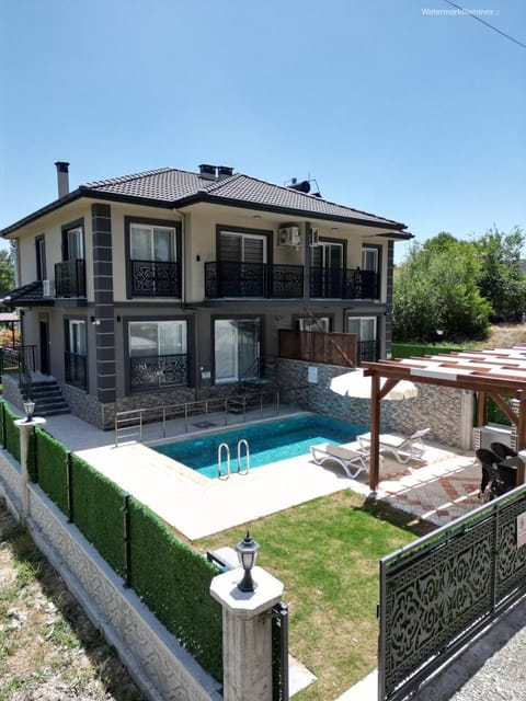 Property building, Patio, Day, Garden, Garden, Garden view, Pool view, Swimming pool, sunbed