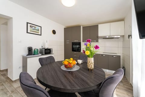 TV and multimedia, Coffee/tea facilities, Kitchen or kitchenette