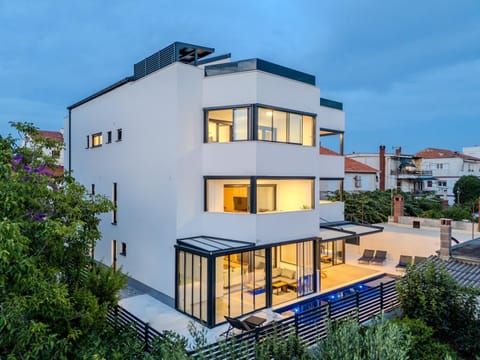 Property building, Balcony/Terrace, Balcony/Terrace, Pool view, Swimming pool, Parking