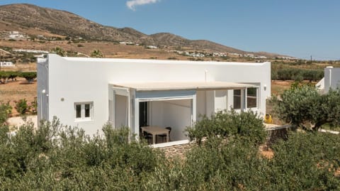 Property building, Spring, Day, Natural landscape, Garden, Balcony/Terrace, Mountain view