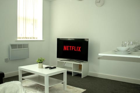 Communal lounge/ TV room, TV and multimedia, Living room, Dining area