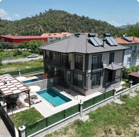 Property building, Patio, Spring, Day, Natural landscape, Mountain view, Pool view, Swimming pool, Swimming pool, sunbed