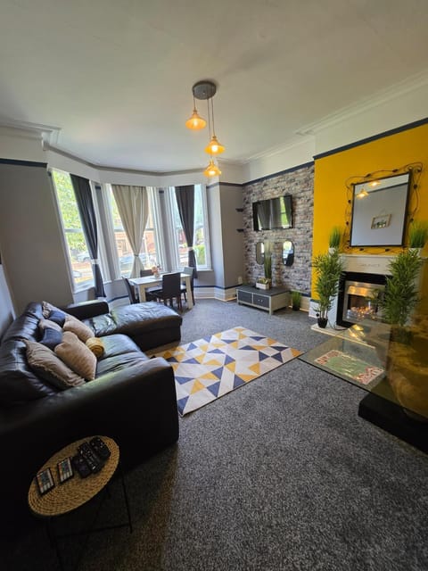 Communal lounge/ TV room, TV and multimedia, Living room, Seating area, Evening entertainment