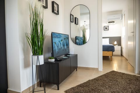TV and multimedia, Living room, Seating area, air conditioner
