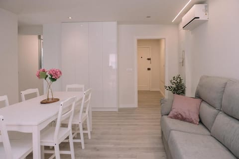 Espectacular moderno y céntrico by CABANA Rentals Apartment in Vigo