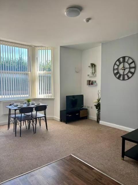 TV and multimedia, Living room, Seating area, Dining area