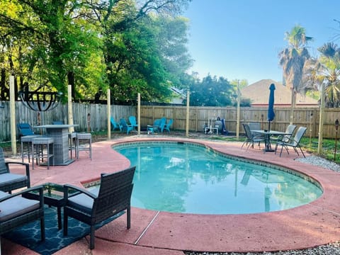 Enticing 3-Bedroom Home with Pool House in Wright