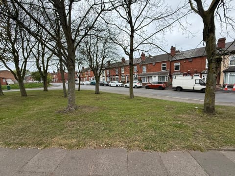 Rems 3bed apartment with games for fun, close to gym and garden view Apartment in Birmingham