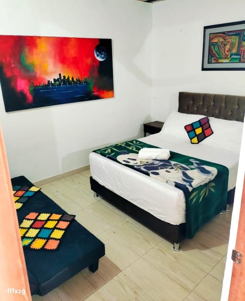 Nearby landmark, Bed, Photo of the whole room, Decorative detail, Bedroom, group of guests, Family, internet, towels