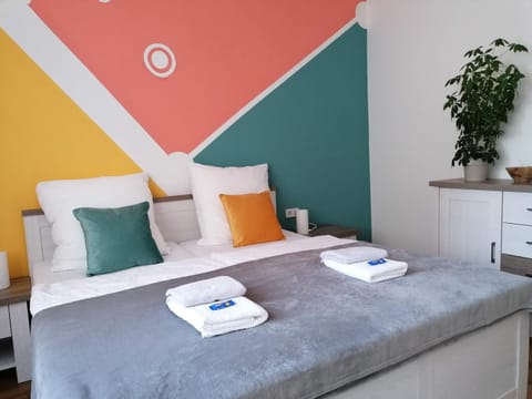 Bed, Bedroom, towels
