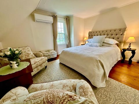 Bed, Seating area, Bedroom