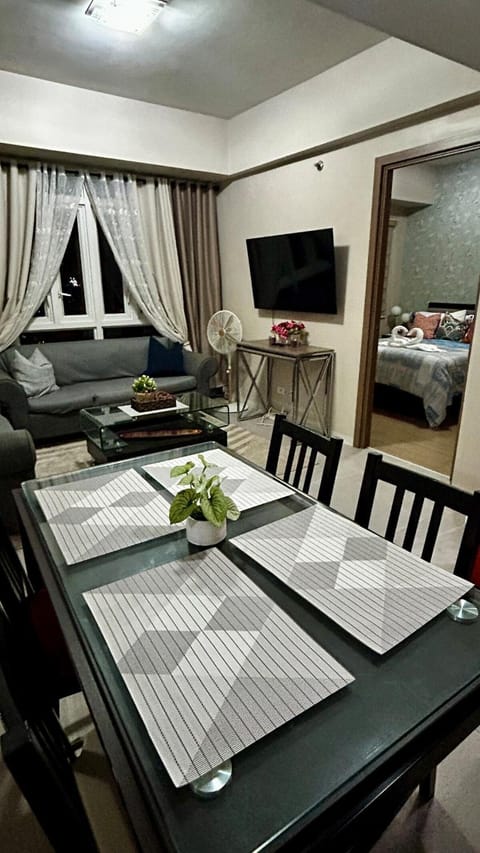 TV and multimedia, Living room, Seating area, Dining area