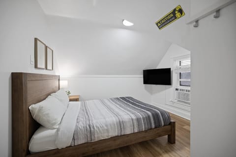 Shadyside, Pittsburgh !H Modern and Bright Private Bedroom with Shared Bathroom Vacation rental in Shadyside