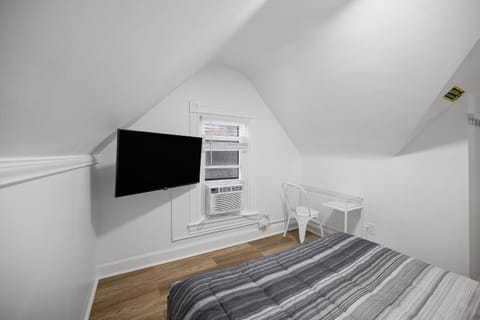 Shadyside, Pittsburgh !H Modern and Bright Private Bedroom with Shared Bathroom Vacation rental in Shadyside