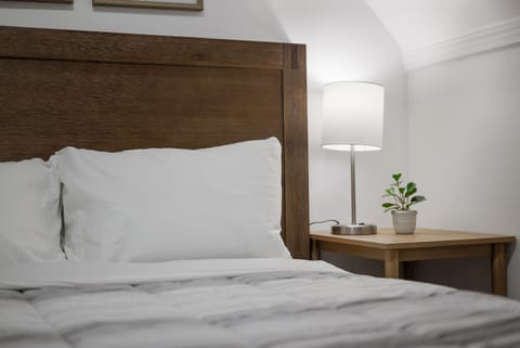 Shadyside, Pittsburgh !H Modern and Bright Private Bedroom with Shared Bathroom Vacation rental in Shadyside