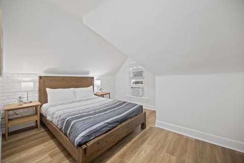 Shadyside, Pittsburgh !I Modern and Bright Private Bedroom with Shared Bathroom Vacation rental in Shadyside
