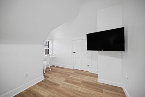 Shadyside, Pittsburgh !I Modern and Bright Private Bedroom with Shared Bathroom Vacation rental in Shadyside