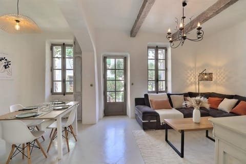 L’oustaou de Ventabren Village Square House in Aix-en-Provence