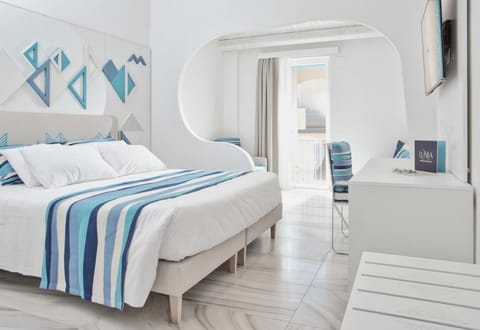 Bed, TV and multimedia, Photo of the whole room, Bedroom