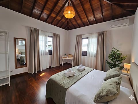 Bed, Photo of the whole room, Bedroom, heating, towels, air conditioner