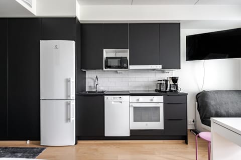 TV and multimedia, Coffee/tea facilities, Kitchen or kitchenette, dishwasher, oven, stove, toaster