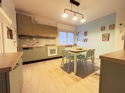 Dining area, Lunch, kitchen