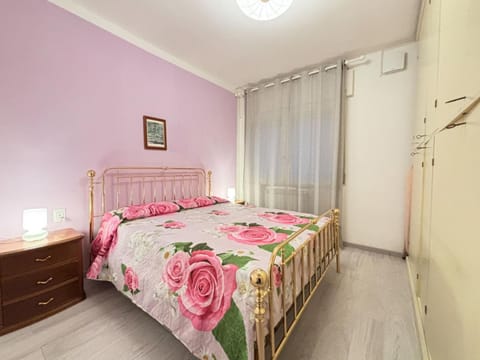 Bed, Photo of the whole room, locker, wardrobe