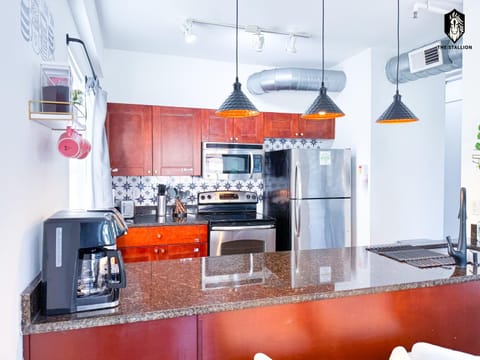 Coffee/tea facilities, Kitchen or kitchenette, dishwasher, oven, stove, toaster