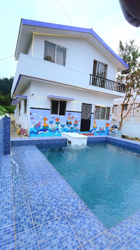 Property building, Patio, Day, Pool view, Swimming pool, sunbed