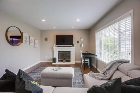 15 Min from Torrey Pines State Beach and Golf House in Mira Mesa