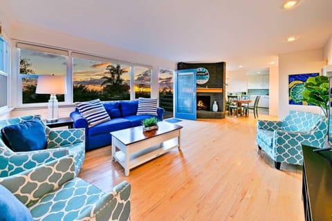 Ocean Views Walk to the Beach with King Suite House in Cardiff