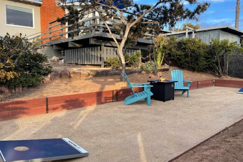 Ocean Views Walk to the Beach with King Suite House in Cardiff