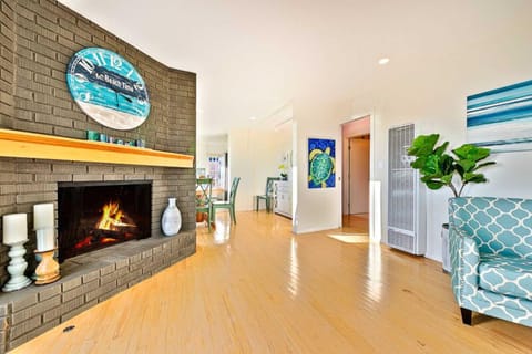 Ocean Views Walk to the Beach with King Suite House in Cardiff