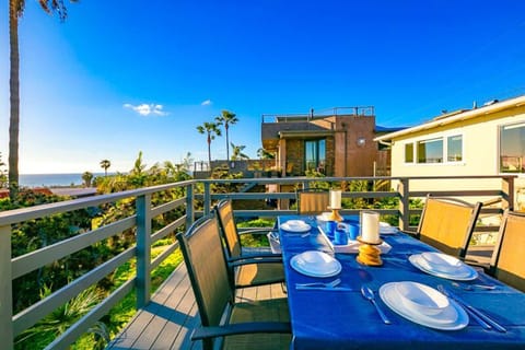 Ocean Views Walk to the Beach with King Suite House in Cardiff